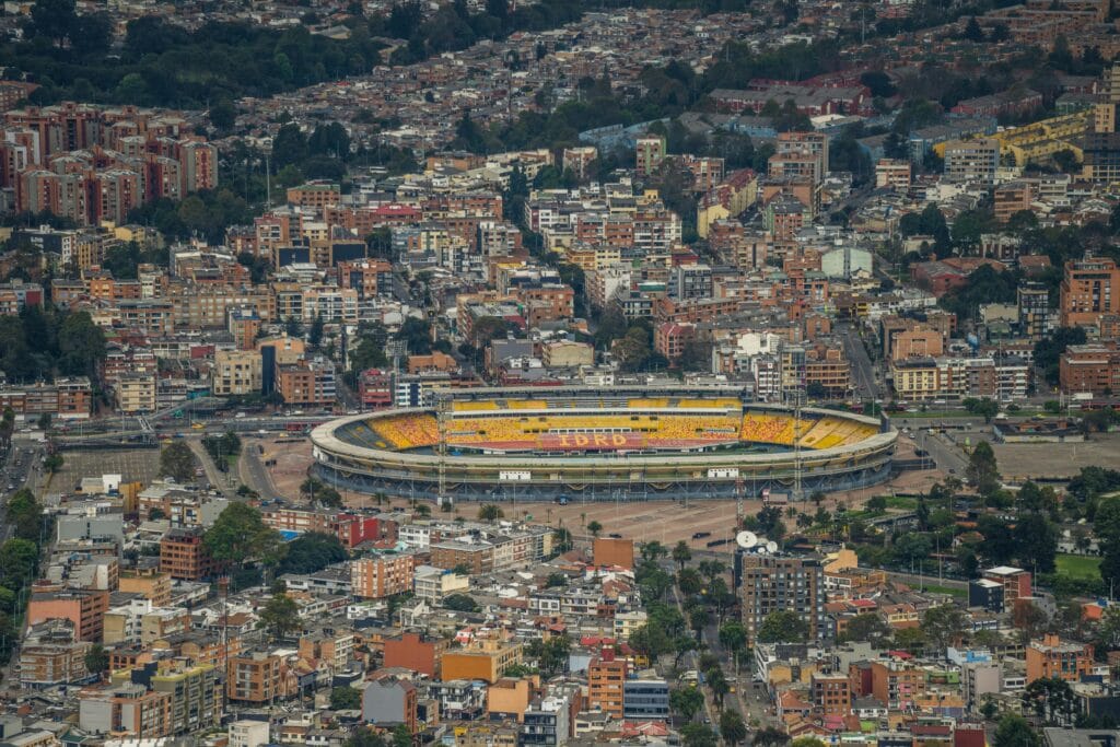 Vista aérea del Estadio El Campín, eje de la economía en el fútbol colombiano y el desarrollo urbano.